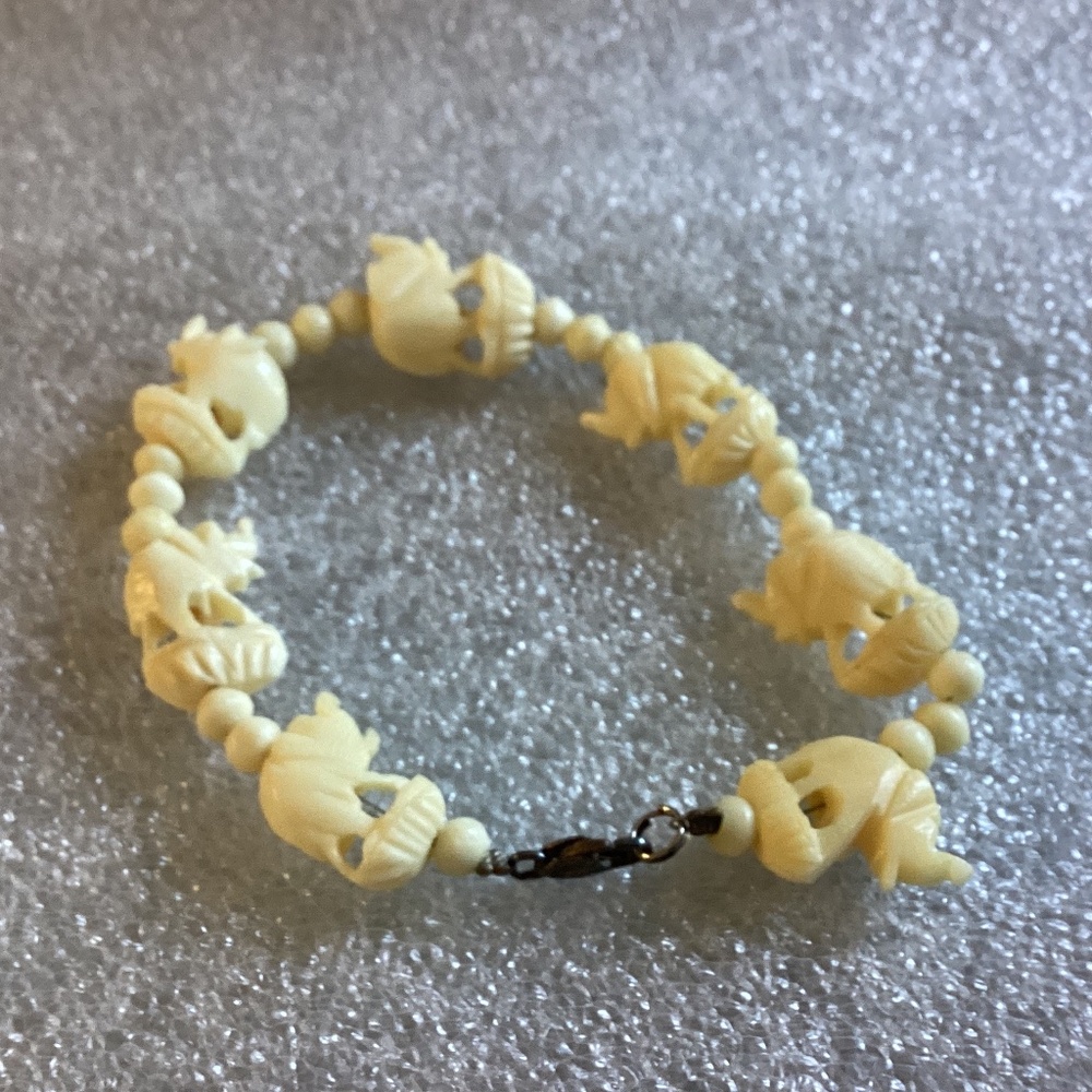 Vintage Wire Strung Carved Elephants & Beads  Bracelet